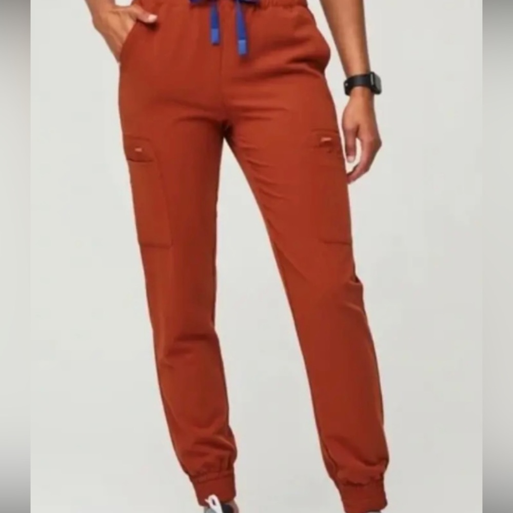 Figs uniform top and bottoms .
